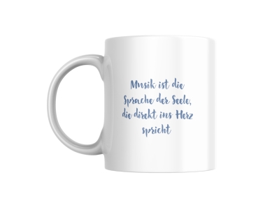 Weiße Keramik-Tasse mit dem inspirierenden Zitat „Musik ist die Sprache der Seele, die direkt ins Herz spricht“ in einer eleganten blauen Schrift. Perfekt für Musikliebhaber und als einzigartiges Geschenk.